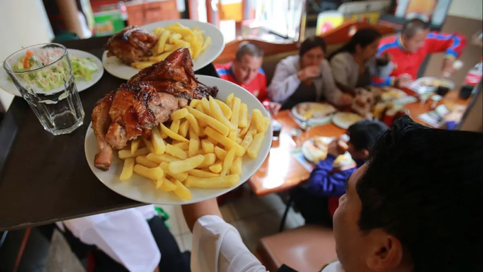 ¿Cómo puede destacar un restaurante ubicado en un centro comercial?